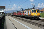 Seltene Traktion mit Re 420 276 + Re 420 267 + 420 340 (geschleppt) + 620 061  Gampel Steg  (geschleppt) anlässlich der Bahnhofsdurchfahrt Deitingen am 21. April 2021.
Foto: Walter Ruetsch 