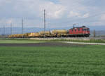 Stattlicher und seltener Bauzug mit der Re 420 318-8 bei Kerzers unterwegs am 22.