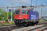 Re 420 314-7 durchfährt solo den Bahnhof Pratteln.