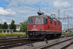 Re 420 293-3 durchfährt den Bahnhof Pratteln.