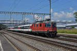 Re 4/4 II 11156 durchfährt den Bahnhof Rupperswil.