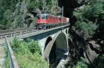 Die Re 4/4 II 11176 und die Re 6/6 11673 ziehen einen Containerzug bergwrts.