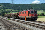 Die Re 620 239-6  PORRENTRUY  mit einem Holzzug auf die Abfahrt wartend in Glovelier am 2.