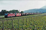 Kesselwagenzug mit Doppeltraktion Re 4/4 ll bei Cressier im Jahre 1978.