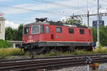 Re 420 290-9 durchfährt solo den Bahnhof Pratteln.