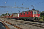 Güterverkehr in Zweidlen vom 21. Juli 2021.
Kieszug mit der Re 420 332-9 und der Re 4/4 ll 11393 in TEE-Farben zur Abfahrt bereit.
Fotostandort: Öffentlich zugänglicher Weg, Bildausschnitt Fotoshop.
Foto: Walter Ruetsch 