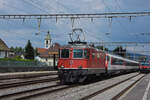 Re 4/4 II 11115 durchfährt den Bahnhof Rupperswil.