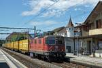 Re 420 244-6 mit Postzug vor der Kulisse vom Maison de Gléresse in La Neuveville am 10.