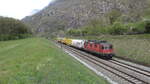 Die SBB Cargo Re 420 257 mit einem Postzug in Richtung Bellinzona, hier bei Claro.