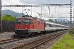 Re 4/4 II 11149 durchfährt den Bahnhof Gelterkinden.