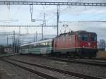 Die Re 4/4 II 11118 fhrt am 6.1.2007 mit Voralpen-Express im Bahnhof Pfffikon SZ ein.