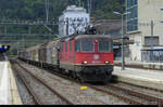 SBB - 420 349 mit Güterzug unterwegs bei der durchfahrt im Bhf.