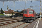 Re 4/4 II 11147 durchfährt den Bahnhof Rupperswil.