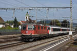 Re 4/4 II 11302 durchfährt den Bahnhof Rupperswil.