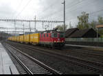 SBB - Re 4/4  420 298 mit Postgüterzug im Regen unterwegs bei der durchfahrt im Bhf.