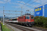 Re 4/4 II 11126 fährt Richtung Bahnhof Itingen. Die Aufnahme stammt vom 03.09.2021.