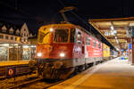 Und die andere Seite des Infrastruktur-Diagnose-Messzugs, dieses Mal mit Re 4/4 II 11243 an der Spitze kurz nach Mitternacht am 21.10.2021, aufgenommen in Brugg AG auf Gleis 2.