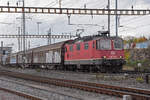 Re 420 318-8 durchfährt den Bahnhof Pratteln. Die Aufnahme stammt vom 04.11.2021.