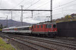 Re 4/4 II 11116 durchfährt den Bahnhof Gelterkinden.