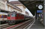 Die SBB Re 4/4 II steht mit einigen Bpm51-Wagen in Lausanne auf Gleis 2.