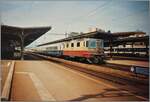 Die SBB Re 4/4 II 11250 ist mit dem EC  Mont-Blanc  auf der Fahrt nach Lausanne, wo für die Weiterfahrt die Fahrtrichtung gewechselt wird. Analogbild vom 23. Mai 1993