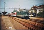 Die SBB Re 4/4 II 11342 ist mit dem EC  Mont-Blanc  auf der Fahrt nach Lausanne, wo für die Weiterfahrt die Fahrtrichtung gewechselt wird.

Analogbild vom 23. Mai 1993