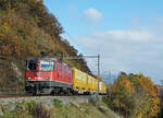 Re 420 235-4 mit einem Postzug unterwegs bei Cornaux am 9. November 2021.
Foto: Walter Ruetsch