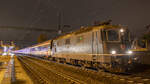 Re 4/4 II 11161 beim Halt in Lenzburg am Abend des 28.11.2021.