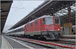 Mit dem Fahrplanwechsel Mitte Dezember endet in der Westschweiz der planmässige Einsatz der Re 4/4 II vor Reisezüge. Im Bild rangiert die SBB Re 4/4 II 11116 (Re 91 85 420 116-6 CH-SBB) in Lausanne den am Morgen angekommen IR von Neuchâtel für die Rückfahrt am Abend. Erfreulicherweise wurde für diesen Dienst sogar eine der sonst hier kaum mehr anzutreffenden Re 4/4 II der 1. Serie eingeteilt. 

8. Dezember 2021