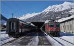 In Airolo begegnen sich die  Gotthard -IR die damals meist mit Re 4/4 II geführt wurden. die Re 4/4 II 11255 wartet mit ihrem IR auf die Abfahrt nach Locarno, während der Zug links im Bild in Kürze durch den Gotthardtunnel nach Göschenen fahren wird. 

11. Februar 2016

