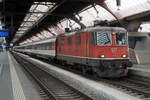 IC 3 Chur-Sargans-Lanquart-Chur
mit der Re 420 199-2, (Re 4/4 11199), in Zürich-HB am 5. Dezember 2021.
Foto: Walter Ruetsch