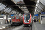 Die Re 420 136-4 (Re 4/4 11136) mit dem IC Zürich-HB - Schaffhausen - Singen - Stuttgart neben einem RABDe 502 Twindexx als IC 3 Zürich-HB - Basel zur Abfahrt bereit am 5. Dezember 2021 in Zürich.
Foto: Walter Ruetsch