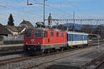 Gefängniszug mit der Re 4/4 II 11181 und dem St 50 85 89-33 900-3 durchfährt den Bahnhof Rupperswil.