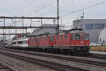 Am 07.01.2022 überführt die Re 4/4 II 11154, die beiden Re 4/4 II 11141 und 11156 mit drei Personenwagen und einem Steuerwagen.