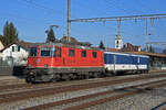 Gefängniszug, mit der Re 4/4 II 11193 und dem St 50 85 89-33 900-3 durchfährt den Bahnhof Rupperswil. Die Aufnahme stammt vom 13.01.2022.