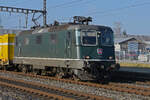 Re 4/4 II 11335 durchfährt den Bahnhof Rupperswil. Die Aufnahme stammt vom 13.01.2022.