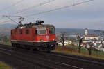 Re 4/4 II 11300 fährt Richtung Bahnhof Hornussen.