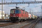 Re 420 306-3 durchfährt den Bahnhof Pratteln.