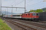 Re 4/4 II 11149 durchfährt den Bahnhof Gelterkinden.