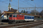 Gefängniszug, mit der Re 4/4 II 11193 und dem St 50 85 89-33 900-3 durchfährt den Bahnhof Rupperswil.