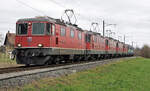 Der längste Lokzug aller Zeiten auf der OeBB (SBB/WRS).
Re 4/4 11111, Re 4/4 11115, Re 4/4 11118, Re 4/4 11139, Re 4/4 11147, Re 420 502 sowie Re 420 504 auf der Oensingen-Balsthal-Bahn (OeBB) am 22.2.2022.
Foto: Walter Ruetsch