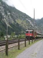 RE 420 mit einem Interregio auf der Talfahrt kurz nach der Ausfahrt aus Gschenen (17.08.2007)