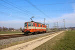 Die Re 4/4  11109 mit der orange-weissen Lackierung, weshalb sie auch den Spitznamen Cremeschnitte trägt, fährt als Lokextrazug durch Deitingen Richtung Solothurn. Ihr Start war im Rangierbahnhof Tivoli und Ziel Biel Produktionsanlage Ost.