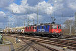 Doppeltraktion, mit den Loks 420 307-1 und 420 325-3 durchfährt den badischen Bahnhof. Die Aufnahme stammt vom 25.02.2022.