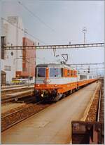 Die frisch aus der in Bellinzoa erhalten R3 zurückgekehrte SBB Re 4/4 II 11106 fährt mit dem IC 126 in Aarau durch. Der  Swiss-Express  EW III Zug ist auf dem Weg von St. Gallen nach Genève. 
Die Lok war damals zwanzig Jahre alt und die letzte der sechs Prototypen Re 4/4 II. Zu meiner Überraschung stellte ich fest,  dass die Lok schon damals mit einem Einholmstromabnehmer unterwegs war. 

Analogbild / 14. Sept. 1984 
