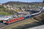 Re 4/4 II 11199 und 11191 ziehen den VSOE (Venice Simplon-Orient-Express) in Zeihen AG (CH) durch die  Fotokurve  in Richtung Basel. Aufgenommen am Abend des 27.03.2022. Beste Grüsse zurück in die Lok und danke für den Gruss.