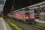 Re 4/4 II 11196 durchfährt mit dem Nachtzug nach Amsterdam umleitungsbedingt den Bahnhof Brugg AG, aufgenommen am Abend des 02.04.2022.