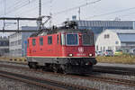 Re 420 318-8 durchfährt solo den Bahnhof Rupperswil.