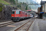 Am Karsamstag, 16.04.2022, war der Gotthard Panorama Express mit drei Lokomotiven (Re 4/4) unterwegs. Die Planlok Re 4/4 11199 wurde von Re 4/4 11197 und 11164 unterstützt. Grund dieser leichten Übermotorisierung war die Rückführung der beiden Loks von Chiasso nach Zürich. Diese hatten am Vortag den Venice-Simplon-Orient-Express (VSOE) auf seinem Weg von Amsterdam, Brüssel und Paris nach Verona und Venedig durch die Schweiz befördert. Hier fotografiert im Bahnhof Wassen, als der Zug langsam die Gotthard-Nordrampe herunterrollt.