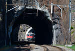 Am Ostersonntag, 17.04.2022, befindet sich Re 4/4 11199 mit dem Gotthard Panorama Express noch auf der oberen Meienreussbrücke (Länge: 54 m) und bevor sie langsam durch den nur 78 m langen